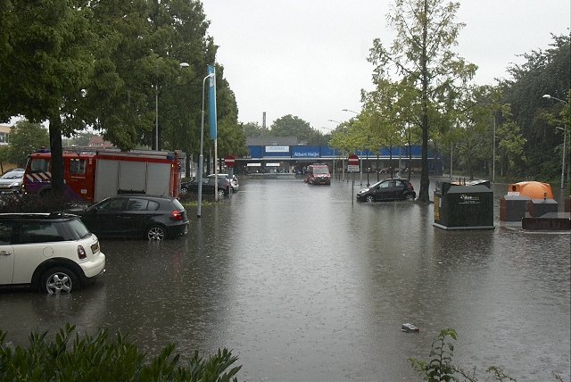 2010/221/GB 20100826d 007 Wateroverlast Albert Heijn.jpg